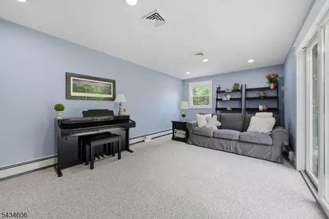 Living - 7 Kossuth Pl, Wayne, NJ 07470 photo 2 of 3