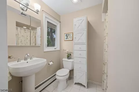 Bath - 7 Kossuth Pl, Wayne, NJ 07470 photo 2 of 3