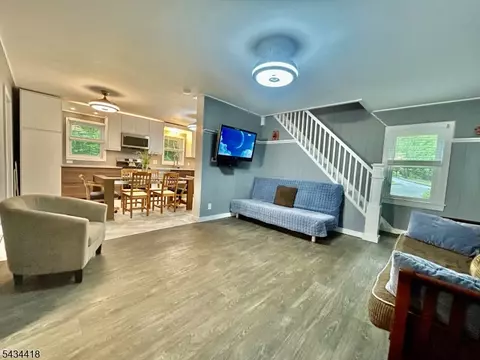 17 Highland Rd, Bloomingdale, NJ 07403