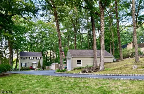 17 Highland Rd, Bloomingdale, NJ 07403