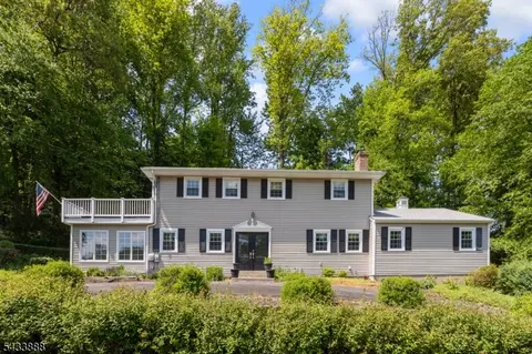 14 Parkwood Rd, Succasunna, NJ 07876