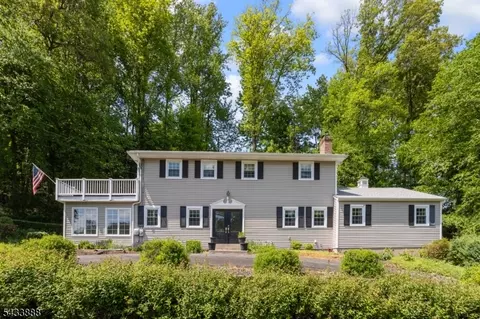 14 Parkwood Rd, Succasunna, NJ 07876