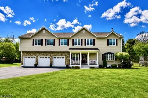 37 Heather Hills Dr, Oak Ridge, NJ 07438