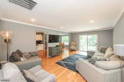 4 Katie Ct, East Hanover, NJ 07936