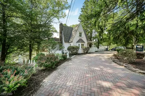 716 Colonial Rd, Franklin Lakes, NJ 07417