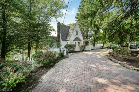 716 Colonial Rd, Franklin Lakes, NJ 07417
