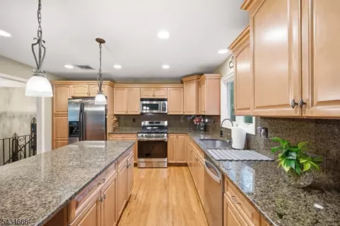 18 Reger Rd, Succasunna, NJ 07876