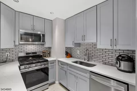 217 Vasser Dr, Piscataway, NJ 08854