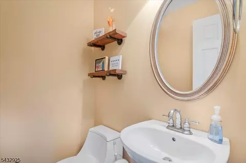 11 Queens Ln, Wayne, NJ 07470 photo 13