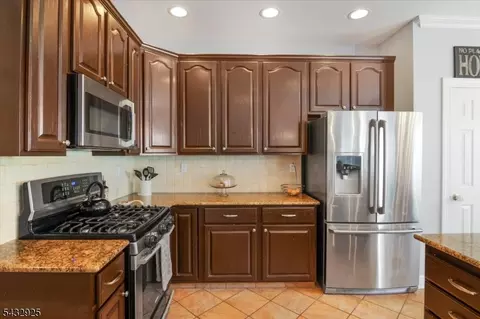 11 Queens Ln, Wayne, NJ 07470 photo 9