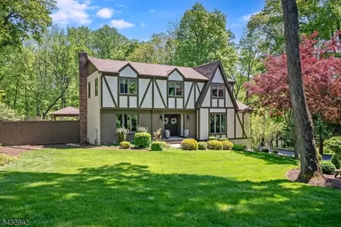 16 Farm Rd, Chester, NJ 07930