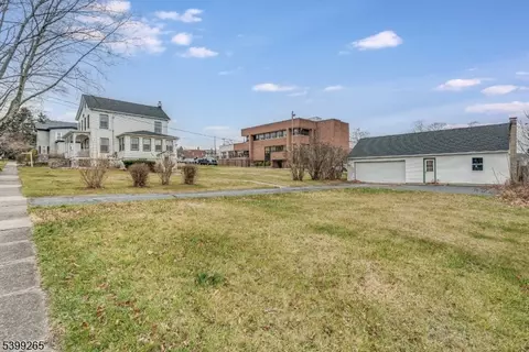 3 Townsend St, Newton, NJ 07860
