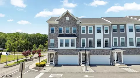 2 Doherty Way, Morris Plains, NJ 07950