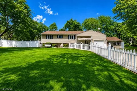4 Meade Ct, Piscataway, NJ 08854