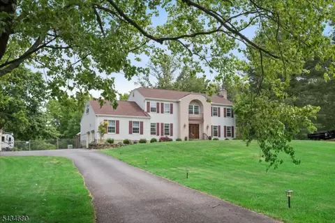 5 Glen Ridge Dr, Long Valley, NJ 07853