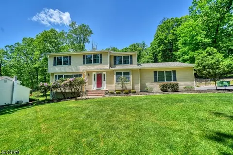 44 Nestlingwood Dr, Long Valley, NJ 07853