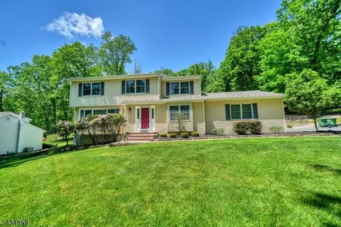 44 Nestlingwood Dr, Long Valley, NJ 07853