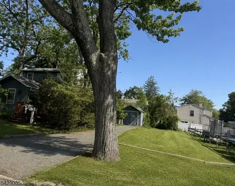 10 Tioga Ave, Lake Hiawatha, NJ 07034