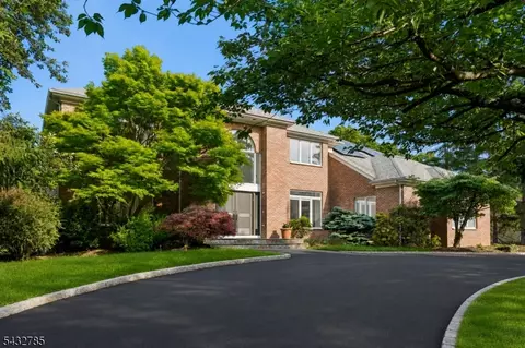 23 Hadrian Dr, Livingston, NJ 07039
