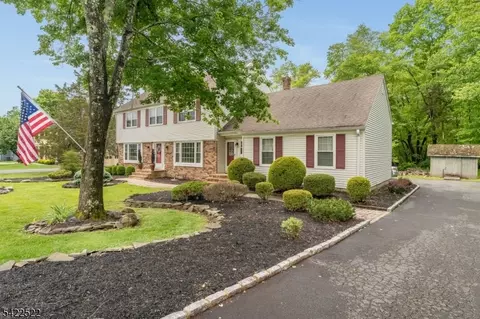 9 Westminster Dr, Annandale, NJ 08801