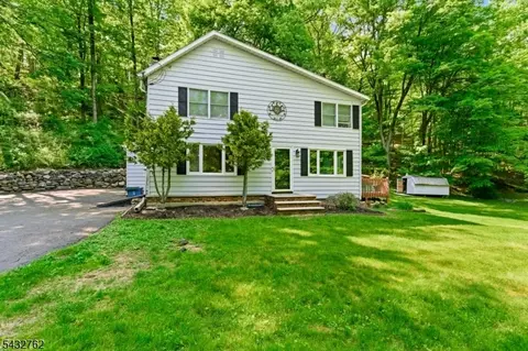 84 Scudders Rd, Sparta, NJ 07871