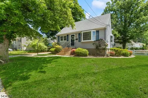 5 Oakwood Ter, Bloomingdale, NJ 07403