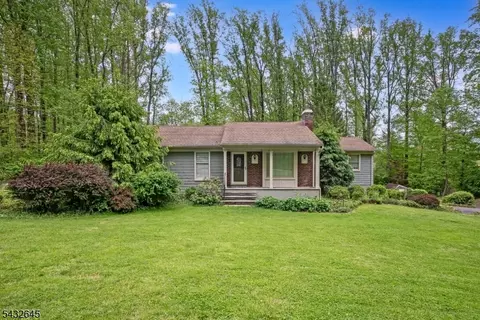 12 Dogwood Dr, Chester, NJ 07930
