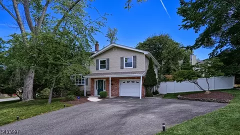42 Stirling Ln, Wayne, NJ 07470 photo 2