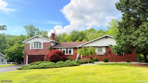 14 Hilldale Rd, Pine Brook, NJ 07058