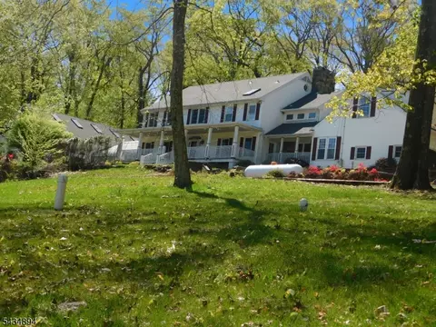 4 Spring Hill Rd, Annandale, NJ 08801