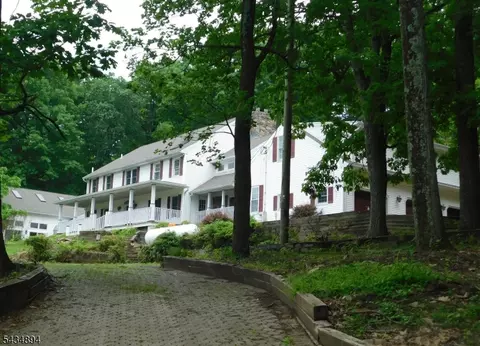 4 Spring Hill Rd, Annandale, NJ 08801