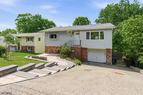 150 Rollins Trl, Hopatcong, NJ 07843
