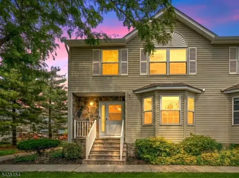 8 Ashley Ct, Somerset, NJ 08873