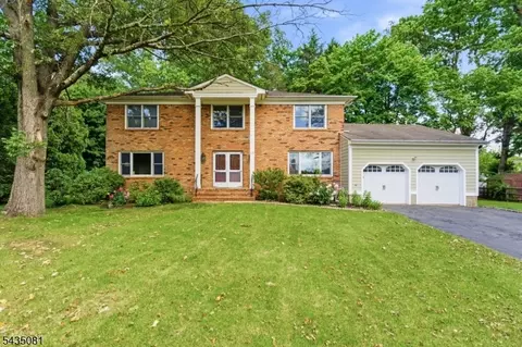10 Dickens Ct, Morristown, NJ 07960