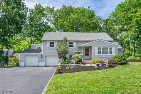 4 Hamilton Ct, Whippany, NJ 07981