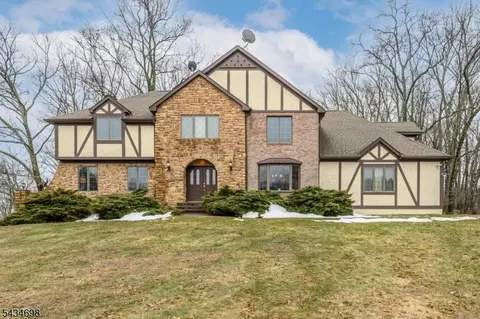 3 Tara Ct, Hardwick Twp, NJ 07825