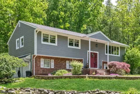 19 Rabbit Run Dr, Newfoundland, NJ 07435