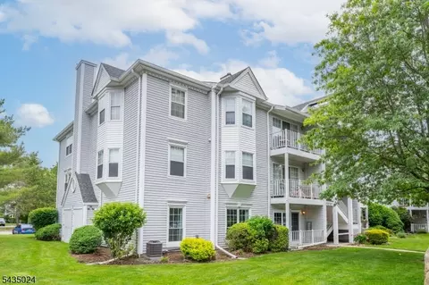 186 Larch Ln, Mahwah, NJ 07430