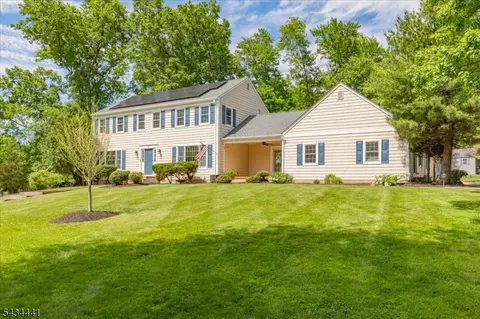 19 Heather Hill Way, Bridgewater, NJ 08807