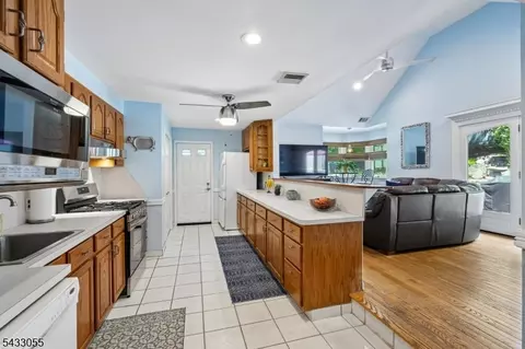 11 Lake Trl E, Wayne, NJ 07470 photo 18