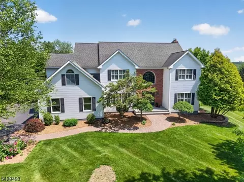 38 Grove Farm Rd, Pittstown, NJ 08867