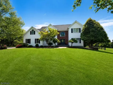 38 Grove Farm Rd, Pittstown, NJ 08867