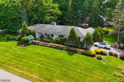 16 Feldstone Pl, West Caldwell, NJ 07006