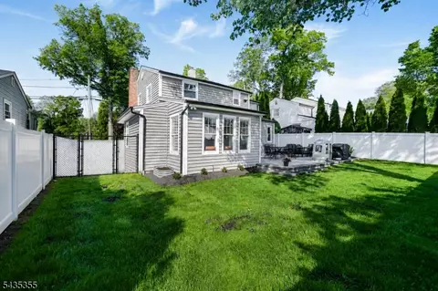 Exterior - 35 Stuart St, Waldwick, NJ 07463 photo 3 of 3