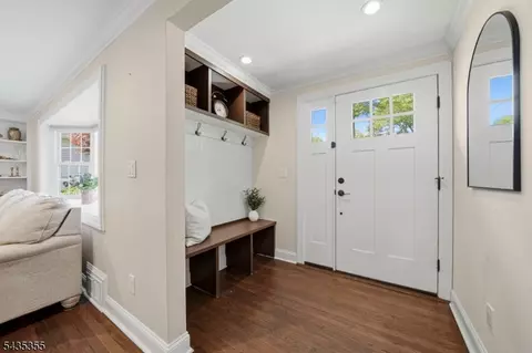 Entry Way - 35 Stuart St, Waldwick, NJ 07463 photo 2 of 4