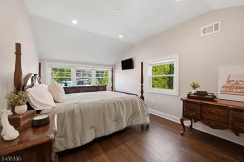 Bedroom - 35 Stuart St, Waldwick, NJ 07463 photo 3 of 4