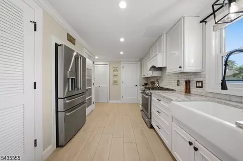 Entry Way - 35 Stuart St, Waldwick, NJ 07463 photo 4 of 4