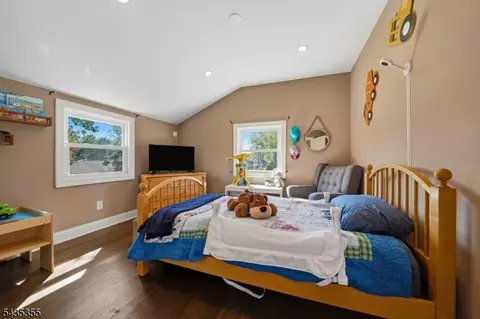 Bedroom - 35 Stuart St, Waldwick, NJ 07463 photo 4 of 4