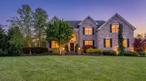 20 Balmoral Dr, Pittstown, NJ 08867