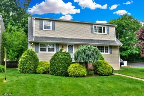 8 Royal Ave, Hawthorne, NJ 07506
